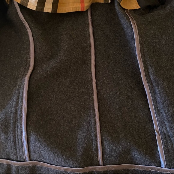 Burberry grey virgin wool hooded toggle jacket. - Picture 9 of 10